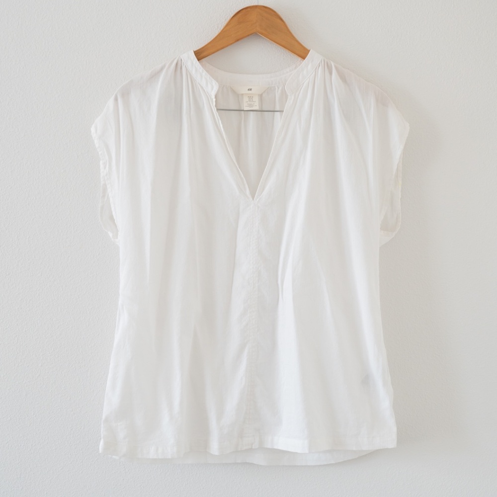 H&M White Split V-Neck Cap Sleeve Blouse Size Medium